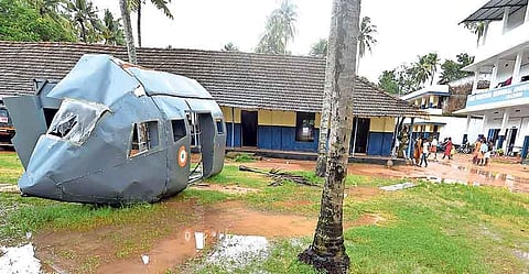 പ്രളയം ചിത്രീകരിക്കാന്‍ സെറ്റ് ഇട്ടു: ഒടുവില്‍ സംവിധായകന്റെ അമ്മയുള്‍പ്പെടെ അതേ ദുരിതാശ്വാസ ക്യാംപില്‍