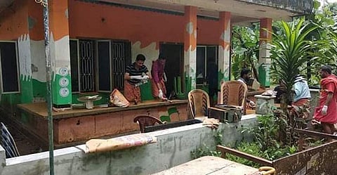 പ്രളയത്തിന് എന്ത് രാഷ്ട്രീയം!; കോണ്‍ഗ്രസ് ഓഫീസ് വൃത്തിയാക്കി ഡിവൈഎഫഐക്കാര്‍; മാതൃക, കയ്യടി