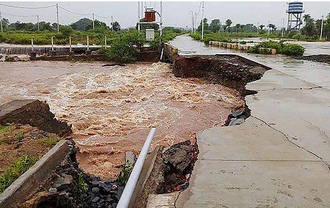പ്രളയത്തിനിടെ സെല്‍ഫി; അമ്മയും മകളും കനാലില്‍ വീണുമരിച്ചു