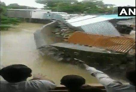 ഇരച്ചുകയറി പ്രളയജലം, തകര്‍ന്നടിഞ്ഞ് കച്ചവട സ്ഥാപനങ്ങള്‍ (വീഡിയോ)