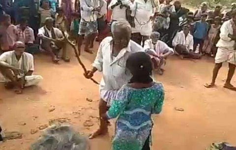 ബന്ധുവിനൊപ്പം ഒളിച്ചോടി, പെണ്‍കുട്ടിയെ പരസ്യമായി തല്ലിച്ചതച്ച് 70കാരന്‍; ഖാപ് പഞ്ചായത്തിന്റെ ക്രൂരത