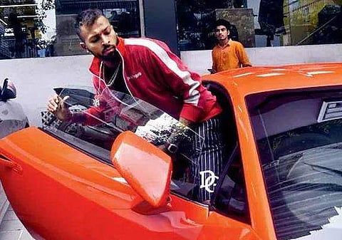 ക്രിക്കറ്റില്‍ നിന്നും ഇടവേള, പുതിയ ലാംബോര്‍ഗിനിയുമായി നിരത്തുകളില്‍ ഹര്‍ദിക്കും ക്രുനാലും