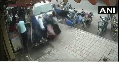 മദ്യപിച്ച് ലക്കുകെട്ട് ഡ്രൈവര്‍ നടപ്പാതയിലേക്ക് കാര്‍ ഓടിച്ചുകയറ്റി ; നാലു പേര്‍ക്ക് ഗുരുതര പരിക്ക് ; നടുക്കുന്ന വീഡിയോ