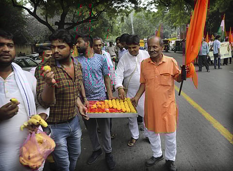 കശ്മീരിന്റെ പ്രത്യേകപദവി നീക്കം ചെയ്തതിനെ പിന്തുണച്ച് മധുരം വിതരണം ചെയ്യുന്ന സംഘപരിവാര്‍ പ്രവര്‍ത്തകര്‍