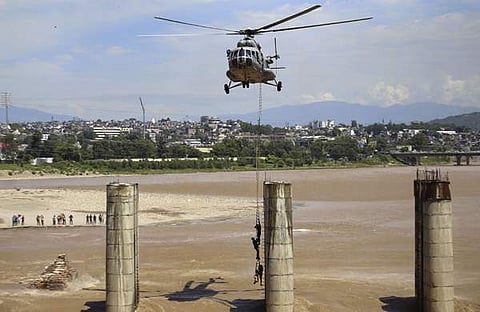 കശ്മീരില്‍ വെള്ളപ്പൊക്കത്തെ തുടര്‍ന്ന് കുടുങ്ങിക്കിടന്നവരെ ഇന്ത്യന്‍ എയര്‍ഫോഴ്‌സ് ഹെലികോപ്റ്ററില്‍ രക്ഷപ്പെടുത്തുന്നു/ചിത്രം: പിടിഐ