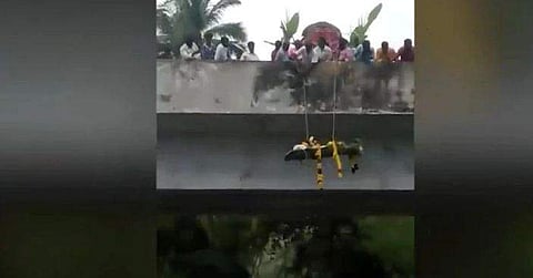 ദളിത് വൃദ്ധന്റെ മൃതദേഹം പാലത്തില്‍ നിന്ന് കെട്ടിയിറക്കി, സവര്‍ണര്‍ വഴി മുടക്കിയതോടെ