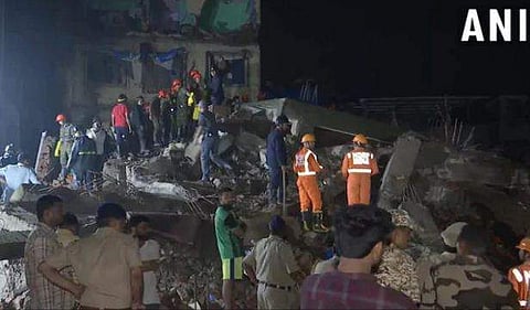 നാലുനില കെട്ടിടം തകര്‍ന്നു; രണ്ട് മരണം, കെട്ടിടാവശിഷ്ടങ്ങള്‍ക്കിടയില്‍ കുടുങ്ങി പതിനഞ്ചോളം പേർ  