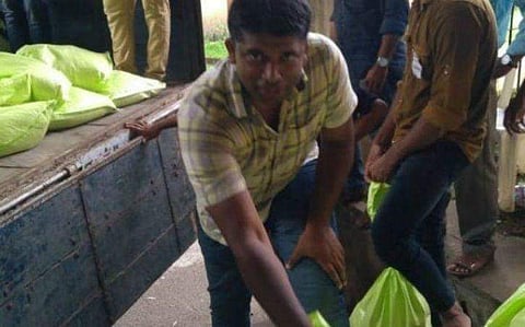 പ്രളയക്കാലത്ത് ചാക്ക് ചുമന്ന ഐഎഎസുകാരന്‍ രാജിവെയ്ക്കുന്നു; ഞെട്ടല്‍, ചര്‍ച്ച 