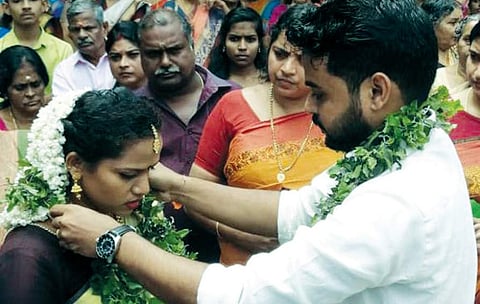 വീട് മുങ്ങി വിനീത് ക്യാമ്പില്‍ എത്തി, കാക്കി അണിഞ്ഞ് സൂര്യയും; ദുരിതാശ്വാസ ക്യാമ്പിലെ പ്രണയത്തിന് സാഫല്യം
