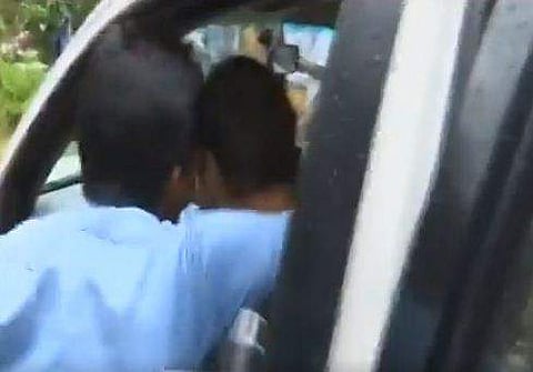 ആവേശം അണപൊട്ടി...; രാഹുലിനെ കെട്ടിപ്പിടിച്ച് ചുംബിച്ച് പ്രവര്‍ത്തകന്‍, ഹൃദ്യം (വീഡിയോ)