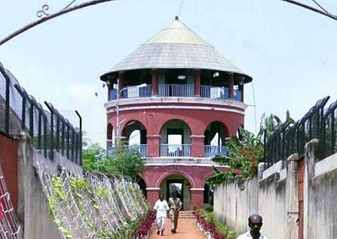 പൊലീസിന് ഇനി ജയിലിലെ ഷൂ! ചപ്പാത്തിക്കും തുണിത്തരങ്ങള്‍ക്കും പിന്നാലെ ചെരിപ്പ് നിര്‍മാണ യൂണിറ്റും