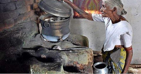 ആട്ടുകല്ലില്‍ അരച്ച് ഇഡലിയും ചമ്മന്തിയും; ഇഡലി ഒന്നിന് ഒരു രൂപ; കമലത്താളിനിത് കച്ചവടം മാത്രമല്ല