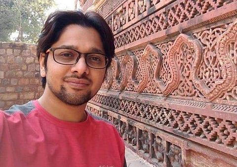 17കാരിയെ ഫ്‌ലാറ്റില്‍ വിളിച്ചുവരുത്തി ബിക്കിനിയില്‍ ചിത്രങ്ങള്‍ പകര്‍ത്തി; സംവിധായകന്‍ അറസ്റ്റില്‍