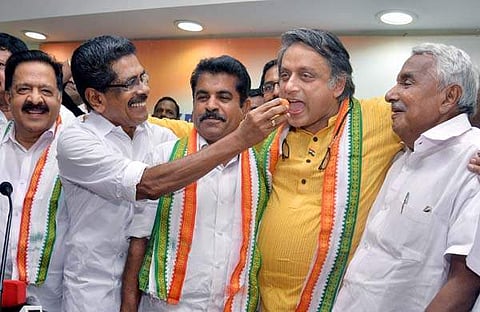 തെരഞ്ഞെടുപ്പു വിജയാഘോഷ വേളയില്‍ ശശി തരൂരിന് മധുരം നല്‍കുന്ന മുല്ലപ്പള്ളി രാമചന്ദ്രന്‍ (ഫയല്‍)