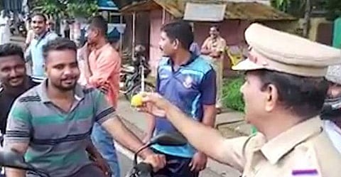 'ഇന്ന് മധുരം, നാളെ ആവർത്തിച്ചാൽ കയ്ക്കും' ; ഹെൽമെറ്റില്ലാത്തവർക്ക് 'മധുര താക്കീതു'മായി പൊലീസ്