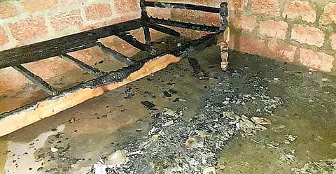 വീട്ടില്‍ പ്രവേശിക്കരുതെന്ന് കോടതി ഉത്തരവിട്ട ഗൃഹനാഥന്‍ മദ്യലഹരിയില്‍ വീടിന് തീയിട്ടു: ഭാര്യയും മകളും രക്ഷപ്പെട്ടത് തലനാരിഴയ്ക്ക്