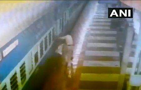 ഓടിക്കൊണ്ടിരിക്കുന്ന ട്രെയിനില്‍ കാല്‍തെറ്റി; വാതിലില്‍ പിടിച്ചുകിടന്ന യാത്രക്കാരനെ രക്ഷപ്പെടുത്തി റെയില്‍വേ സുരക്ഷാ ഉദ്യോഗസ്ഥന്‍ (വീഡിയോ)