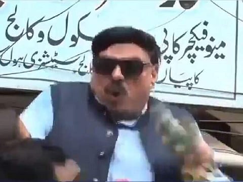 പ്രസംഗത്തിനിടെ പാക് മന്ത്രിക്ക് ഷോക്കേറ്റു, മോദിക്ക് റാലി തകര്‍ക്കാനാവില്ലെന്ന് മന്ത്രി