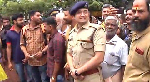 ഹെല്‍മെറ്റ് ധരിച്ചാല്‍ മുടി അല്ലേ പോകൂ, തല പോകിലല്ലോ?; നിയമം പഠിപ്പിക്കാന്‍ റോഡിലിറങ്ങി യതീഷ് ചന്ദ്ര