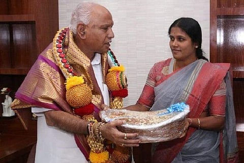 മുഖ്യമന്ത്രിക്ക് 'സമ്മാനം' ; പുലിവാല് പിടിച്ച് മേയർ ; പിഴയൊടുക്കി