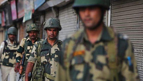 കശ്മീരില്‍ നിരോധനാജ്ഞ, നേതാക്കള്‍ വീട്ടുതടങ്കലില്‍, ഇന്റര്‍നെറ്റ് സേവനങ്ങള്‍ വിച്ഛേദിച്ചു; നാടകീയ നീക്കങ്ങളുമായി കേന്ദ്ര സര്‍ക്കാര്‍