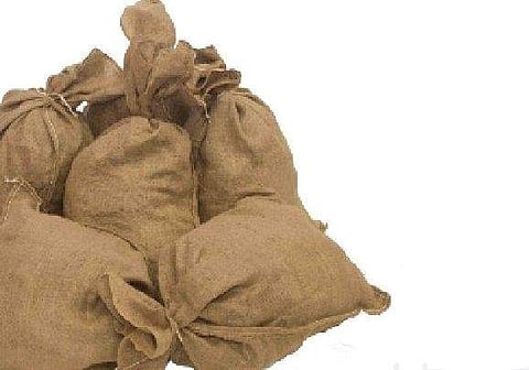 പാലക്കാട്  പിക്കപ്പ് വാനിൽ ലഹരിക്കടത്ത്; പിടികൂടിയത്  15 ലക്ഷം രൂപയുടെ പുകയില ഉത്പന്നങ്ങൾ 