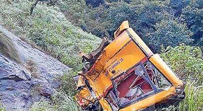 കനത്ത കാറ്റ്: നെടുങ്കണ്ടത്ത് സ്‌കൂള്‍ വാന്‍ 50 അടി കൊക്കയിലേക്ക് മറിഞ്ഞു