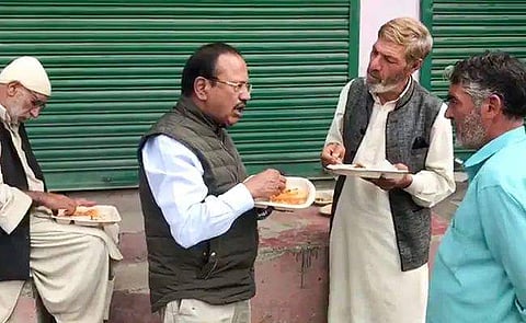 കശ്മീരികളോടു കുശലം, തട്ടുകടയില്‍നിന്നു ഭക്ഷണം; 'താര'മായി അജിത് ഡോവല്‍ (വിഡിയോ)
