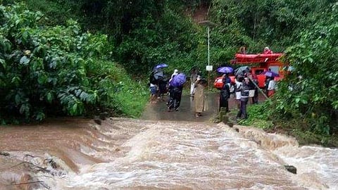 ഉരുള്‍പ്പൊട്ടല്‍: നാടുകാണി ചുരത്തില്‍ കുടുങ്ങിയ അന്‍പതോളം പേരെ സാഹസികമായി രക്ഷപ്പെടുത്തി 