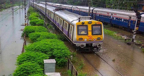 കോഴിക്കോട്ട് - പാലക്കാട്ട് റൂട്ടിലും ട്രെയിന്‍ ഗതാഗതം നിര്‍ത്തി