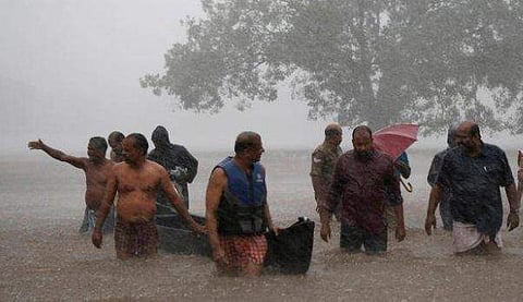 രക്ഷാ പ്രവർത്തനത്തിന് തയ്യാറായി മത്സ്യത്തൊഴിലാളികൾ; ഈ നമ്പറുകളിൽ സഹായം തേടാം