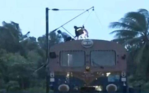 തീരദേശ പാതയില്‍ ട്രെയിന്‍ ഗതാഗതം നിര്‍ത്തിവച്ചു