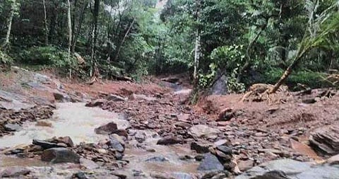 വ​ട​ക​ര വി​ല​ങ്ങാ​ട് ഉ​രു​ൾ​പൊ​ട്ടൽ, മൂന്ന് വീടുകൾ മണ്ണിനടിയിൽ; ര​ക്ഷാ​പ്ര​വ​ർ​ത്ത​ക​ർ​ക്ക് എത്തിച്ചേരാനായിട്ടില്ല 