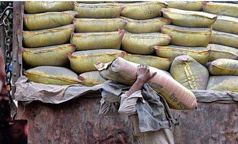 നിര്‍മ്മാണ മേഖലയ്ക്ക് കനത്ത തിരിച്ചടി ; സിമന്റ് വില ഇന്ന് മുതല്‍ കൂടും ; വര്‍ധന ചാക്കിന് 50 രൂപ വരെ