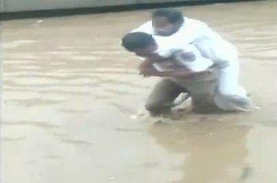 'കാക്കിക്കകത്തെ മനുഷ്യത്വം'; ചെളിവെളളത്തില്‍ കാലിന് പ്ലാസ്റ്ററിട്ട യാത്രക്കാരനെ തോളിലേറ്റി പൊലീസുകാരന്‍ ( വീഡിയോ)