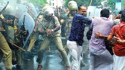 ആത്മാര്‍ത്ഥത കൂടിയാല്‍ ഓണത്തിന് പട്ടിണി കിടക്കേണ്ടിവരും; എംഎല്‍എയെ തല്ലിയ സംഭവത്തില്‍ സസ്‌പെന്‍ഷനിലായ എസ്‌ഐ