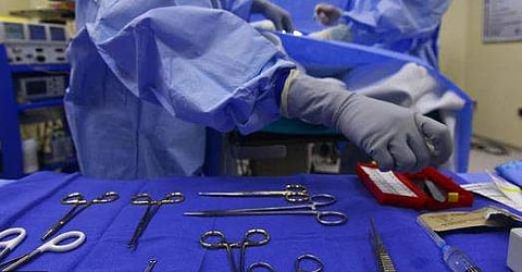 അമ്മ കിടക്കയില്‍ മറന്നുവച്ച തയ്യല്‍ സൂചി 10 വയസുകാരിയുടെ നട്ടെല്ലിനരികെ തുളഞ്ഞു കയറി; പുറത്തെടുത്തത് രണ്ടാമത്തെ ശസ്ത്രക്രിയയില്‍