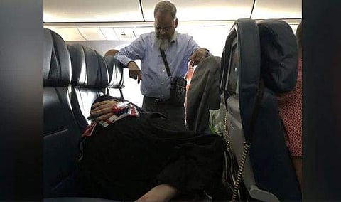 ഭാര്യ സുഖമായി ഉറങ്ങാന്‍ വിമാനത്തില്‍ നിന്നത് ആറുമണിക്കൂര്‍; ഉദാത്ത സ്‌നേഹം, കൈയ്യടി, വിമര്‍ശനം 