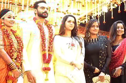 നടൻ ഹേമന്ദിന്റെ വിവാഹ റിസപ്ഷനിൽ തിളങ്ങി ഭാവനയും രമ്യാനമ്പീശനും; വിഡിയോ 