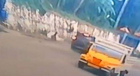 ലിഫ്റ്റ് നൽകാൻ വഴിയരികിൽ നിർത്തി, പിന്നാലെ കുതിച്ചെത്തി ദുരന്തം; നടുക്കുന്ന വീഡിയോ 