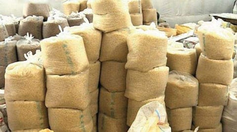 നിര്‍ധന കുടുംബങ്ങള്‍ക്ക് ഇത്തവണ സൗജന്യഓണക്കിറ്റ് ഇല്ല; സാമ്പത്തിക ഞെരുക്കമെന്ന് സര്‍ക്കാര്‍ ; എംഎല്‍എമാര്‍ക്ക് 2000 രൂപയുടെ 'സ്‌പെഷല്‍' കിറ്റ്