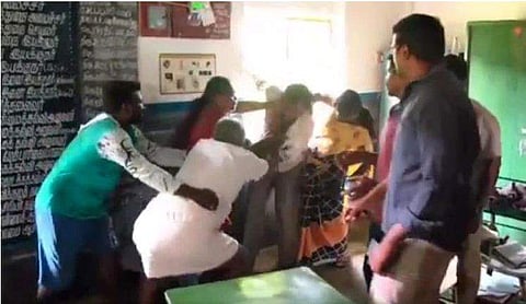 സ്‌കൂളിനകത്ത് ജീവനക്കാരിയുമായി ലൈംഗികബന്ധം; വളഞ്ഞിട്ട് പിടികൂടി നാട്ടുകാര്‍; ചിത്രങ്ങള്‍ വൈറല്‍