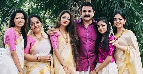 അഞ്ച് സുന്ദരിമാര്‍ക്കൊപ്പം ഒരു സുന്ദരന്‍!: വൈറലായി കൃഷ്ണകുമാറും മക്കളും, ചിത്രങ്ങള്‍