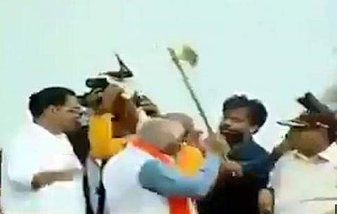 കോടാലി പിടിച്ചു നില്‍ക്കെ കിരീടമണിയിച്ചു; തല വെട്ടുമെന്ന് ആക്രോശിച്ച് ഹരിയാന മുഖ്യമന്ത്രി (വീഡിയോ)