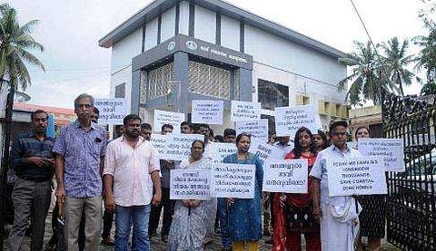 മരട് നഗരസഭയുടെ കുടിയൊഴിപ്പിക്കല്‍ നോട്ടീസ് ചോദ്യം ചെയ്ത് ഫ്‌ളാറ്റുടമകള്‍; ഹൈക്കോടതിയില്‍ റിട്ട് ഹര്‍ജി സമര്‍പ്പിക്കും