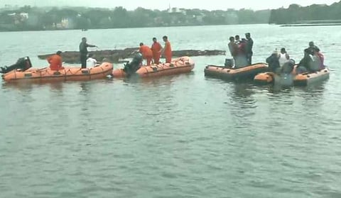 ഗണേശ വിഗ്രഹ നിമഞ്ജനത്തിനിടെ ബോട്ട് മറിഞ്ഞു; 11 മരണം; നാലുപേരെ കാണാനില്ല