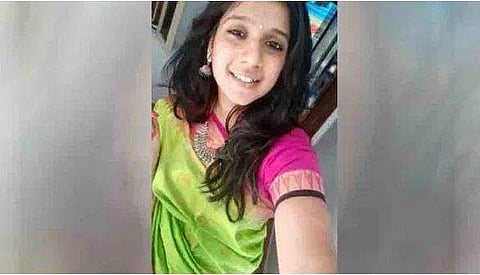 പാര്‍ട്ടി നേതാക്കളുടെ ചിത്രമുള്ള ബാനര്‍ സ്‌കൂട്ടര്‍ യാത്രികയുടെ മുകളിലേക്ക് വീണു; റോഡില്‍ വീണ 23 കാരിയെ ടാങ്കര്‍ ലോറിയിടിച്ച് തെറിപ്പിച്ചു; ദാരുണാന്ത്യം