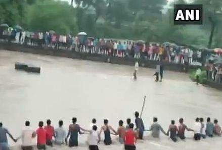 ഒത്തുപിടിച്ചാല്‍ എന്തുംചെയ്യാം...; ഒഴുക്കില്‍പ്പെട്ട യുവാക്കള്‍ക്കായി പുഴയില്‍ മനുഷ്യചങ്ങല തീര്‍ത്ത് ജനം (വീഡിയോ)