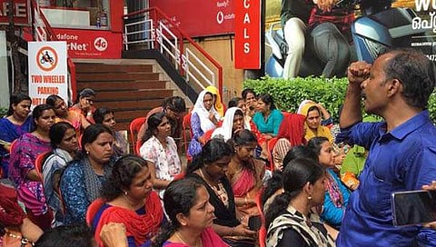 സമരം ചെയ്ത തൊഴിലാളികളെ സസ്‌പെന്റ് ചെയ്ത് മുത്തൂറ്റ്