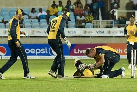 ഭീകര ബൗണ്‍സര്‍ തലയില്‍ കൊണ്ട് റസലിന് പരിക്ക്; ഗ്രൗണ്ട് വിട്ടത് സ്‌ട്രെച്ചറില്‍